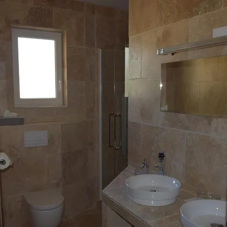 Hoteliere Et Des Sources Du Gros Noyer *